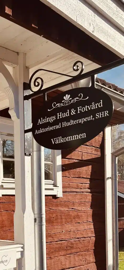 Skylt utanför röd stuga